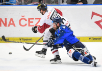 Filip Chlapík ze Sparty a Jan Eberle z Vítkovic - Utkání 48. kola hokejové Tipsport extraligy: HC Vítkovice Ridera - HC Sparta Praha, 23. února 2025, Ostrava.