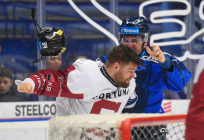 Aaron Irving ze Sparty a kapitán Vítkovic Marek Kalus - Utkání 48. kola hokejové Tipsport extraligy: HC Vítkovice Ridera - HC Sparta Praha, 23. února 2025, Ostrava.